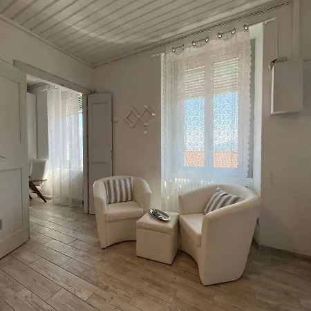 Bianco Apartment *